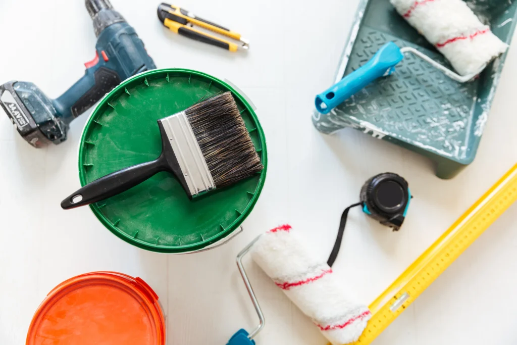 útiles de pintor sobre fondo blanco